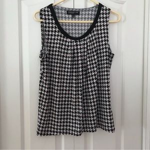JONES NEW YORK COLLECTION. Scoop neck sleeveless Black/White/Pink Blouse Medium